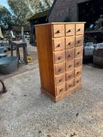 Oude houten ladekast of apothekers kast, Ophalen