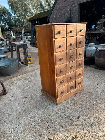 Oude houten ladekast of apothekers kast beschikbaar voor biedingen