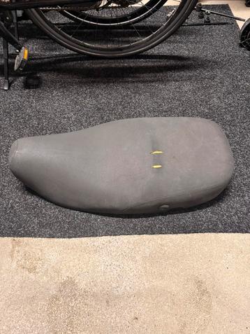 Vespa S/LX zadel beschikbaar voor biedingen