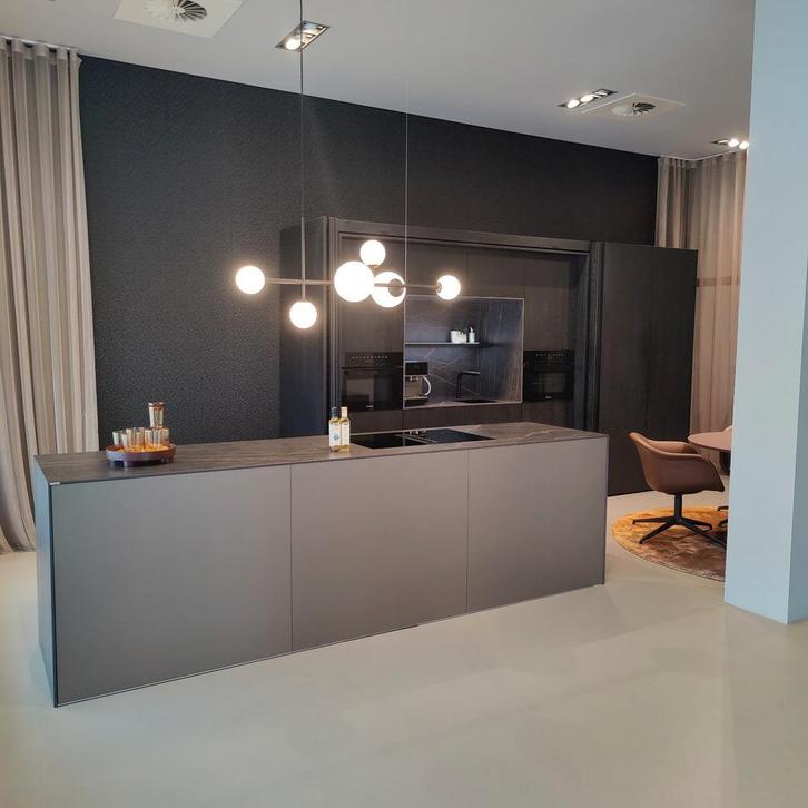 Poggenpohl Cuore greeploze designkeuken (showroommodel 2024), Huis en Inrichting, Keuken | Complete keukens, Zo goed als nieuw