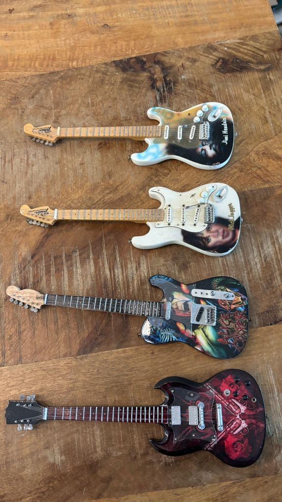 Set van 4 miniatuur gitaren, Verzamelen, Muziek, Artiesten en Beroemdheden, Zo goed als nieuw, Pop, Beeldje of Miniatuur, Ophalen of Verzenden