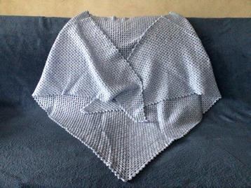 Hand gehaakte omslagdoek…gemeleerd blauw acryl garen…nieuw beschikbaar voor biedingen