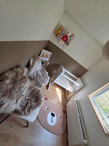 Wit wiegje met twee standen en matras beschikbaar voor biedingen