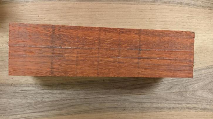 Padouk blok nr 02.   6,5 x 6,5 x 24 cm, Hobby en Vrije tijd, Overige Hobby en Vrije tijd, Zo goed als nieuw, Ophalen of Verzenden