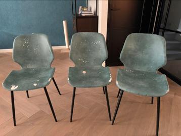 Gratis drie eetkamer stoelen  beschikbaar voor biedingen