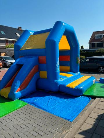 Springkussen te huur met glijbaan beschikbaar voor biedingen