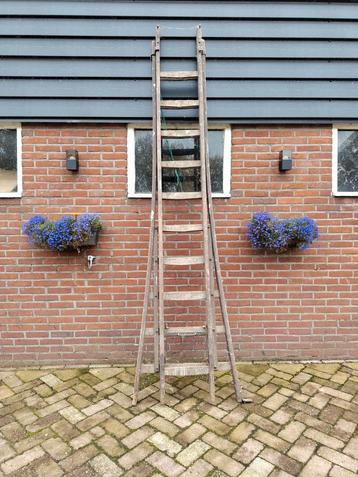 Oude fruitplukladder met ornamenten beschikbaar voor biedingen