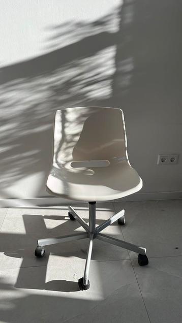 Witte bureau stoel beschikbaar voor biedingen