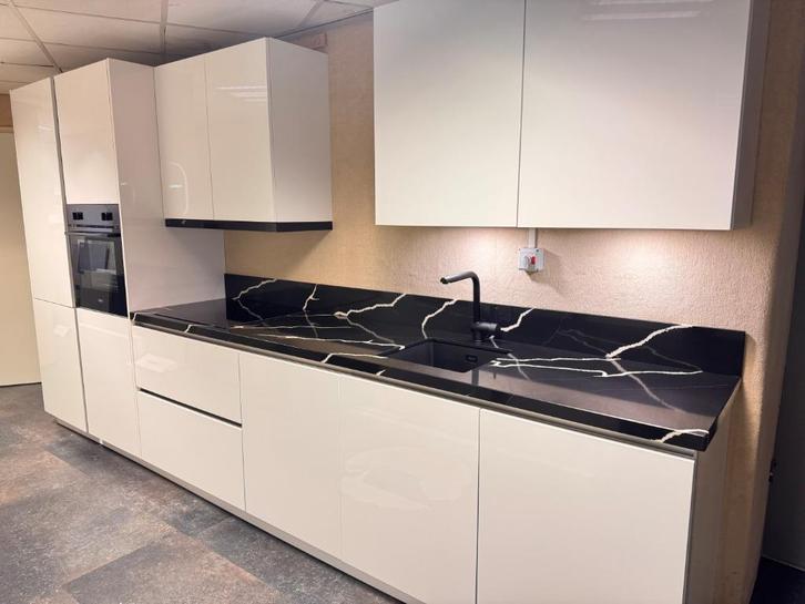 Schmidt Showmodel keuken met composiet werkblad uitverkoop!, Huis en Inrichting, Keuken | Complete keukens, Nieuw, Enkelwandige keuken