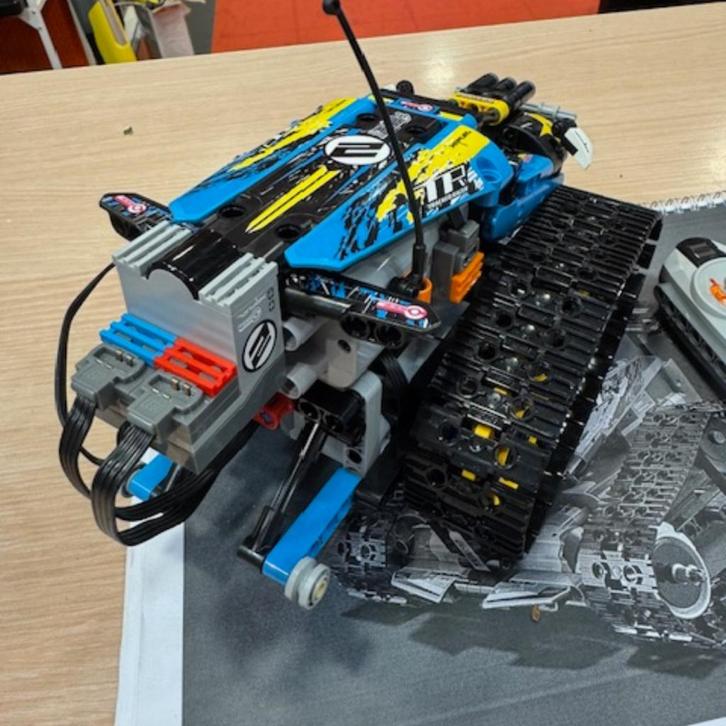 lego technic 42095 rupsvoeruig met motor en afstandbediening, Kinderen en Baby's, Speelgoed | Duplo en Lego, Zo goed als nieuw