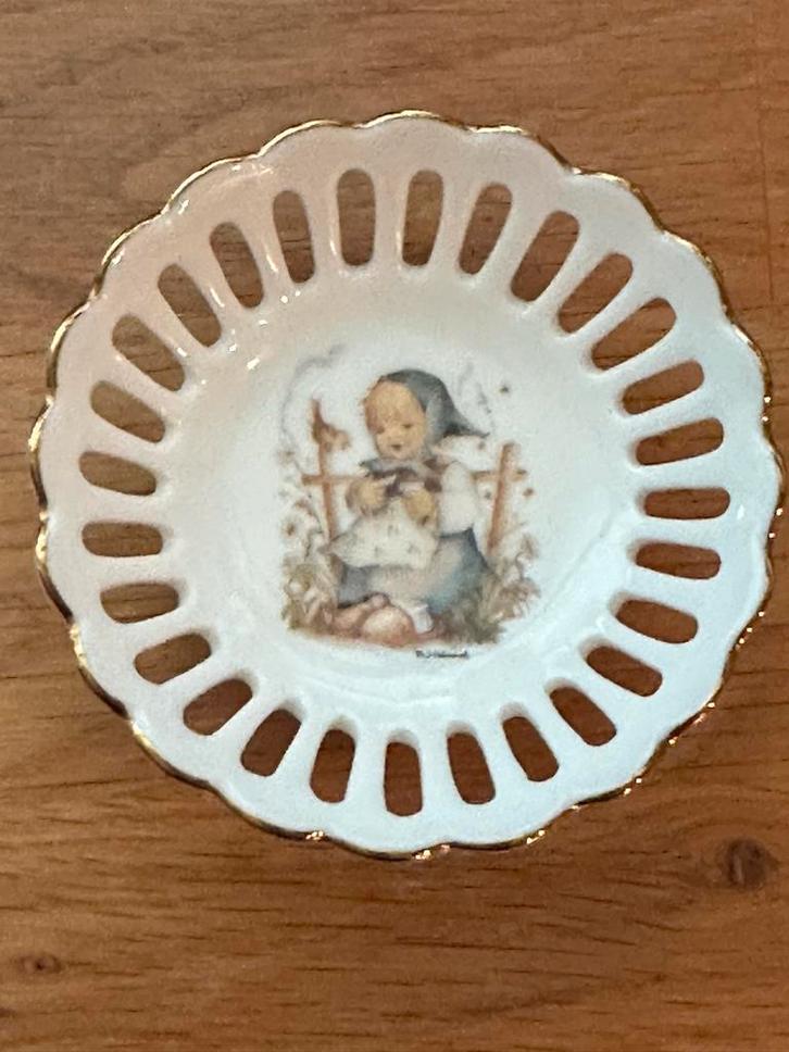 Hummel Schaal met Opengewerkt Randje, Antiek en Kunst, Antiek | Schalen, Ophalen of Verzenden