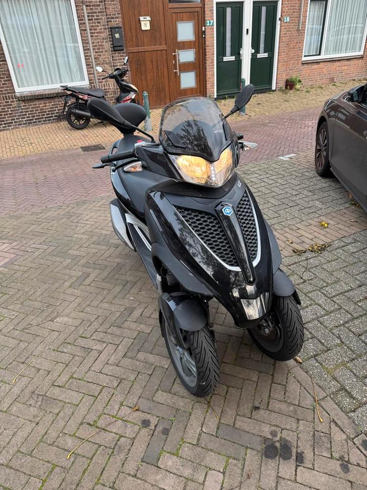 Piaggio MP3 300, Fietsen en Brommers, Snorfietsen en Snorscooters, Zo goed als nieuw, Piaggio, Benzine, Ophalen