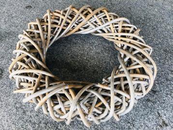 Mooi gevlochten krans. Afm. 37cm diameter x 9cm hoogte. ZGAN beschikbaar voor biedingen