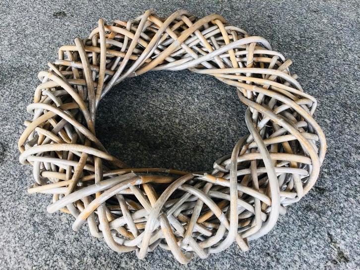 Mooi gevlochten krans. Afm. 37cm diameter x 9cm hoogte. ZGAN, Huis en Inrichting, Woonaccessoires | Kransen, Zo goed als nieuw