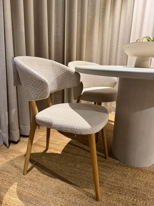 Mobitec Torro eetkamerstoel – lichte stof & eiken poten, Huis en Inrichting, Stoelen, Eén, Stof, Ophalen