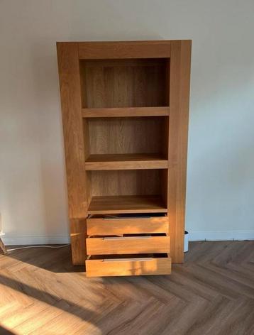 Mooie eikenhouten boekenkast met drie lades beschikbaar voor biedingen