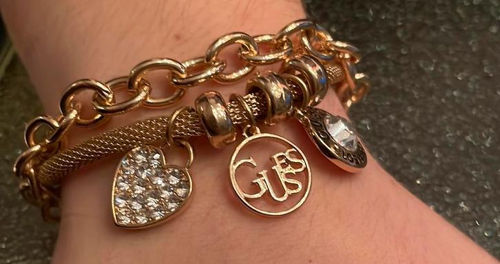 Goudkleurige Guess armband met bedels (gekocht in Las Vegas), Sieraden, Tassen en Uiterlijk, Armbanden, Nieuw, Overige materialen