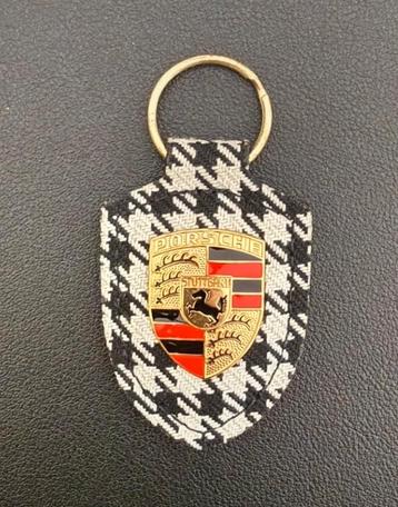 Origineel porsche sleutelhanger met Pepita heritage patroon beschikbaar voor biedingen