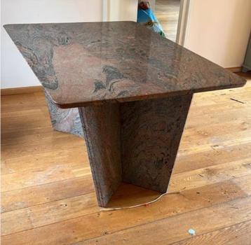 prachtige natuurstenen tafel beschikbaar voor biedingen