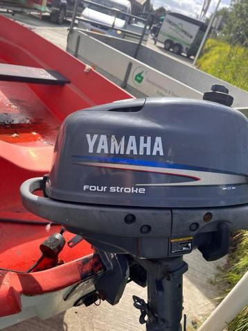 Polyester Boot met Yamaha Buitenboordmotor beschikbaar voor biedingen