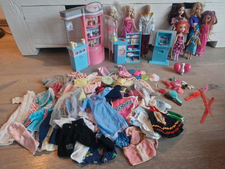 Barbie spullen en Moxie girlz, Kinderen en Baby's, Speelgoed | Poppen, Gebruikt, Barbie, Ophalen of Verzenden