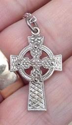 Mooi zilveren Keltisch kruis met ketting (7939-157), Antiek en Kunst, Antiek | Religie, Ophalen