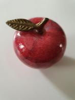 Rode massief marmeren appel met messing blad gesneden, Verzenden