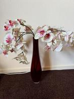 Te koop : bordeauxrode glazen vaas met 4 orchidee takken ., Ophalen, Overige kleuren, Minder dan 50 cm, Glas
