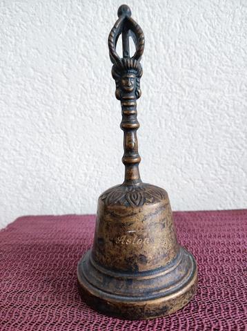 Bronzen bel met inscriptie " Asten" beschikbaar voor biedingen