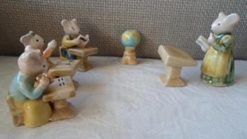 Porseleinen muisjes in schoolklas + lessenaar en globe. '60. beschikbaar voor biedingen