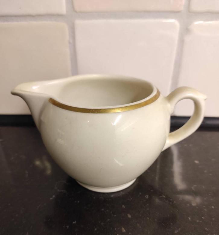 Petrus Regout Maastricht roomwit melkkannetje gouden randje, Antiek en Kunst, Antiek | Servies los, Ophalen of Verzenden