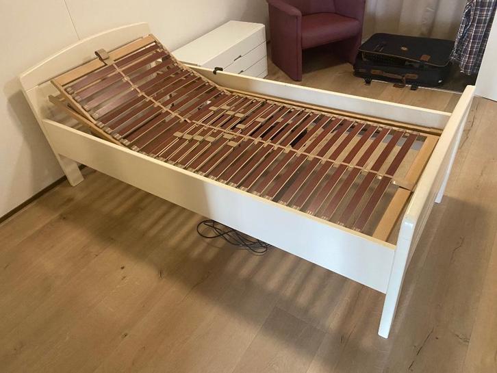 Bed met elektrische bediening, Huis en Inrichting, Slaapkamer | Bedden, Gebruikt, Eenpersoons, 90 cm, 200 cm, Hout, Bruin, Verstelbaar