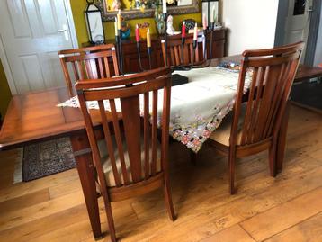Schuitema eettafel met vier stoelen beschikbaar voor biedingen