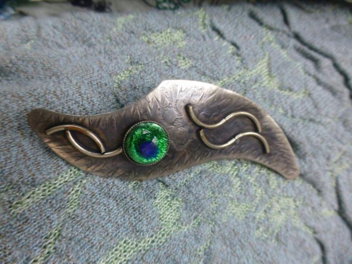 Modern Design handgesmede Broche met ‘Pauwenoog’, Sieraden, Tassen en Uiterlijk, Antieke sieraden, Broche, Overige materialen