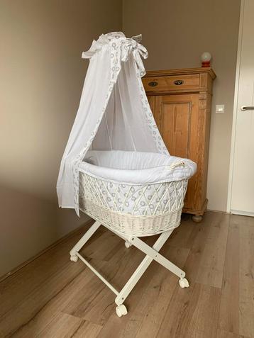 Babywieg riet met wielen + nieuw matras beschikbaar voor biedingen