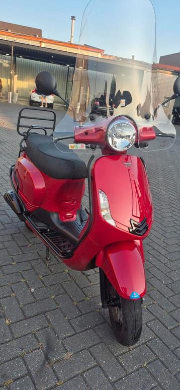 Scooter blauw kenteken snor 2022 bouwjaar beschikbaar voor biedingen