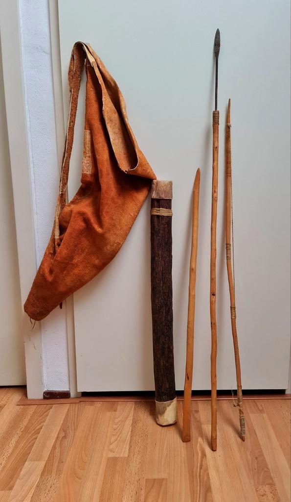Afrikaanse jacht set leren vel tas + speer pijlen decoratie , Antiek en Kunst, Kunst | Niet-Westerse kunst, Ophalen