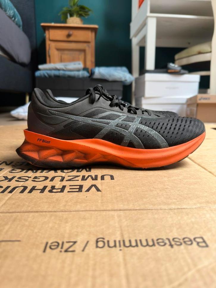Asics Novablast Hardloopschoenen Maat 43,5, Sport en Fitness, Loopsport en Atletiek, Zo goed als nieuw, Hardloopschoenen, Asics
