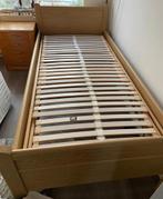 Eenpersoonsbed met lattenbodem en nachtkastje, Ophalen, 90 cm, Eenpersoons, Beige