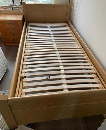 Eenpersoonsbed met lattenbodem en nachtkastje