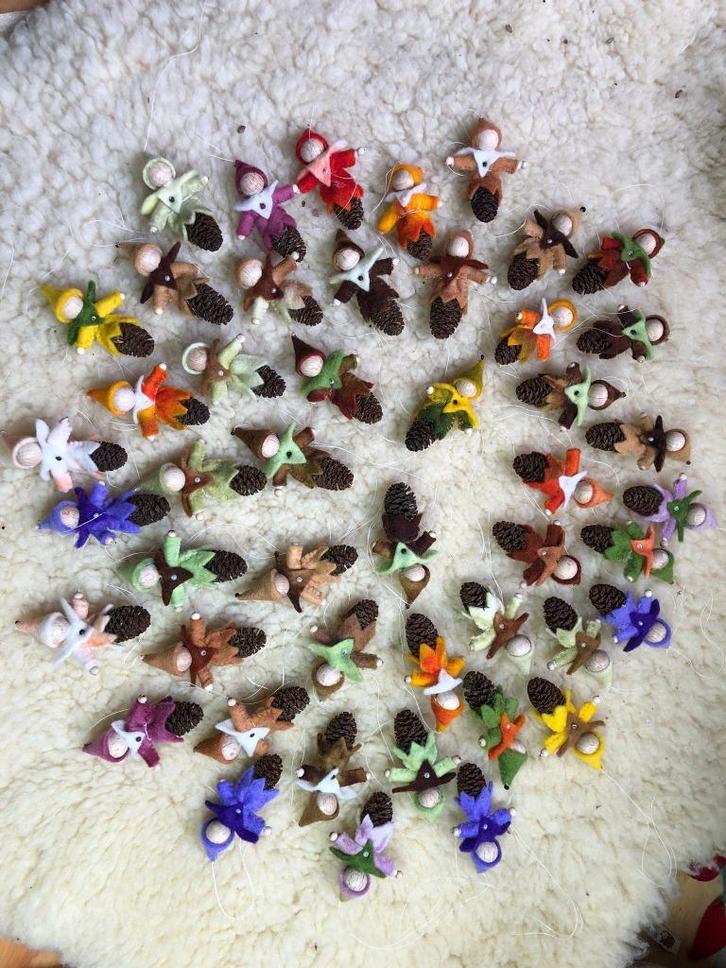 Diverse kleuren wolvilt hangertjes, Hobby en Vrije tijd, Vilt, Nieuw, Figuurtje(s), Wolvilt, Verzenden