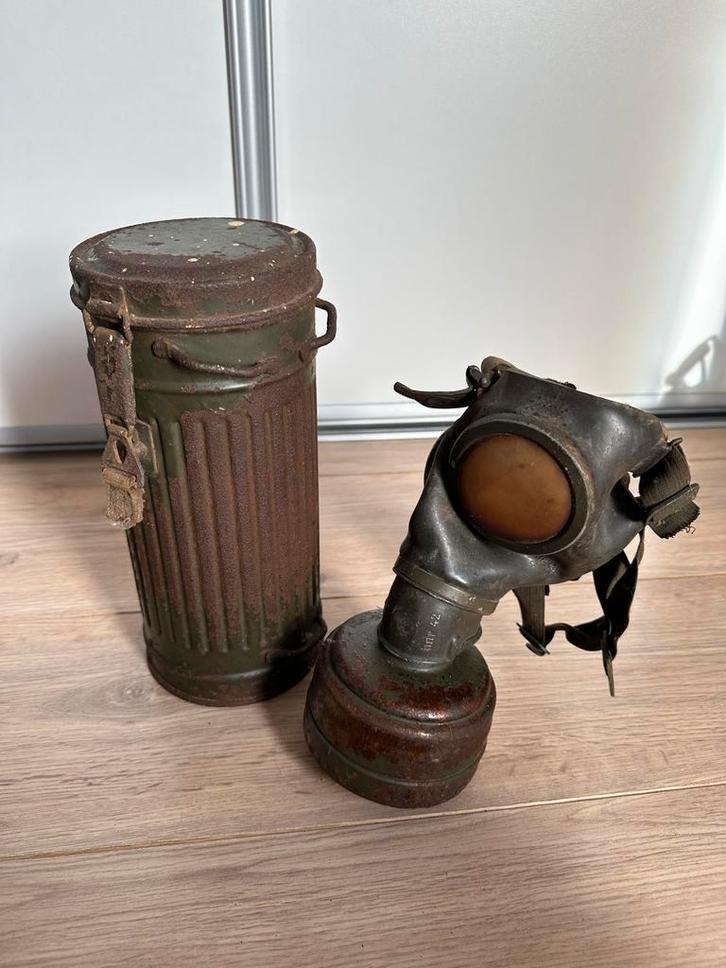 Duitse Gasmaskerbus met gasmasker Schuurvondst WW2, Verzamelen, Militaria | Tweede Wereldoorlog, Overige soorten, Overige typen