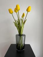 Vaas Neris S grey Ø11,5 x H18 met 6 gele tulpen, Overige kleuren, Veens Living, Nieuw, Glas