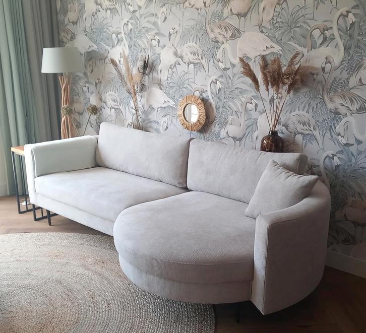 NIEUWSTAAT! Organische loungebank hoekbank ronde vorm lounge, Huis en Inrichting, Banken | Complete zithoeken, Nieuw, Stof, Ophalen