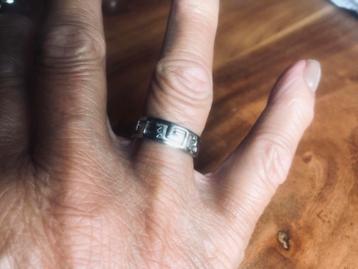 Zilverkleurige Ring met Patroon maat 21 beschikbaar voor biedingen