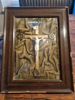 Kruisbeeld achter bolglas, Antiek en Kunst, Antiek | Religie, Ophalen of Verzenden