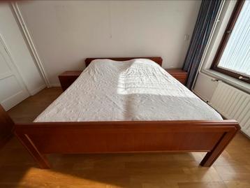 Bed en nachtkastjes