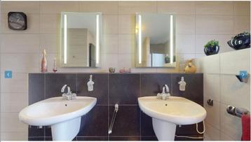 Twee wastafels met kraan en toebehoren beschikbaar voor biedingen