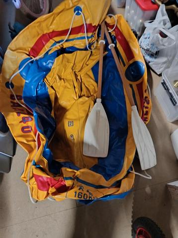 Opblaasbare boot met peddels beschikbaar voor biedingen