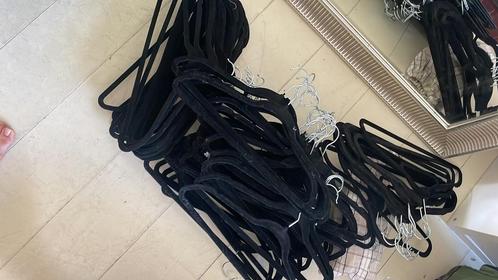 98 fluwelen kledinghangers, Kleding | Dames, Kledinghangers, Zo goed als nieuw, Fluweel, Kinderen en Volwassenen, Ophalen